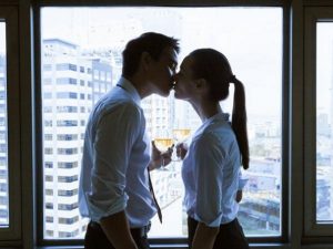 私の不倫体験談。相手は会社の同期で妻の友人、その結末は